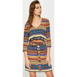 Answear - Sukienka Orient Express. Sukienki damskie ANSWEAR, na co dzień, s, w paski, z tkaniny, casualowe, bez kołnierzyka, z długim rękawem, długie, mini, rozkloszowane. W wyprzedaży za 59,90 zł.