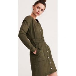 Sukienka w militarnym stylu - Zielony. Zielone sukienki damskie Reserved, moro, militarne, bez kołnierzyka, bez rękawów. W wyprzedaży za 89,99 zł.