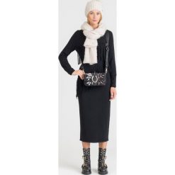 CZARNA SUKIENKA TRUSARDI JEANS Z FRĘDZLAMI. Czarne sukienki damskie Trussardi Jeans, na imprezę, s, z aplikacjami, z jeansu, z okrągłym kołnierzem, z długim rękawem, długie, midi, dopasowane. Za 274,50 zł.