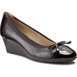 Półbuty GEOX - D Florialie A D54T4A 0KF66 C9999 Black. Czarne półbuty damskie Geox, na co dzień, bez wzorów, ze skóry ekologicznej, eleganckie, na wysokim obcasie, na koturnie, bez zapięcia. W wyprzedaży za 299,00 zł.