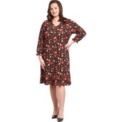 Czarna sukienka Magda z falbanką w kwiatki w odcieniach różu XXL OVERSIZE. Różowe sukienki damskie Moda Size Plus Iwanek, na co dzień, xxl, w paski, z elastanu, klasyczne, z klasycznym kołnierzykiem, bez rękawów, oversize. Za 139,90 zł.
