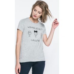 Only - Top Melonie. Szare topy damskie ONLY, l, z nadrukiem, z dzianiny, z okrągłym kołnierzem. W wyprzedaży za 19,90 zł.