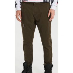 Spodnie carrot - Khaki. Brązowe spodnie męskie Cropp, m, bez wzorów. Za 119,99 zł.