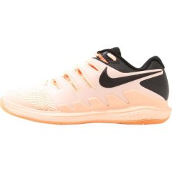 Nike Performance AIR ZOOM VAPOR X HC Obuwie do tenisa Outdoor crimson tint/black/orange pulse. Niebieskie buty sportowe damskie marki Nike Performance, z materiału, na golfa. W wyprzedaży za 530,10 zł.