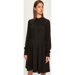 Calvin Klein - Sukienka. Czarne sukienki damskie Calvin Klein, na co dzień, bez wzorów, z poliesteru, casualowe, bez kołnierzyka, z długim rękawem, długie, midi, rozkloszowane. W wyprzedaży za 459,90 zł.