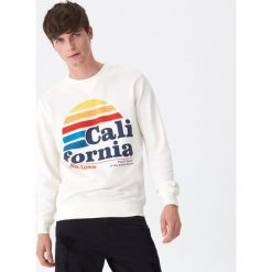 Bluza z nadrukiem - Biały. Białe bluzy męskie House, s, z nadrukiem, bez kołnierzyka, bez rękawów, bez kaptura. W wyprzedaży za 49,99 zł.