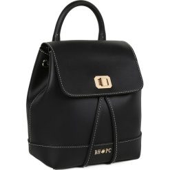 Plecak w kolorze czarnym - 24 x 26 x 15 cm. Czarne plecaki damskie Beverly Hills Polo Club, bez wzorów, ze skóry. W wyprzedaży za 149,95 zł.