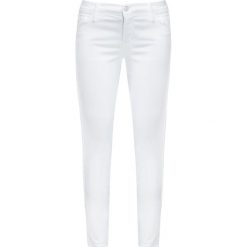 Jeansy J BRAND Biały. Białe jeansy damskie marki J Brand, z obniżonym stanem. W wyprzedaży za 1162,00 zł.