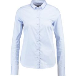 Mos Mosh TILDA Koszula light blue. Niebieskie bluzki damskie marki Mos Mosh, l, z elastanu. Za 439,00 zł.