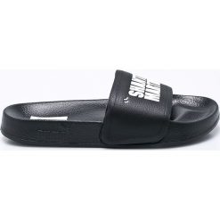 Puma - Klapki Leadcat V SM. Czarne klapki damskie Puma, bez wzorów, ze skóry, bez obcasa, na obcasie. W wyprzedaży za 129,90 zł.