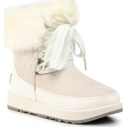 Śniegowce UGG - W Gracie Waterproof 1105769 Wht. Białe kozaki damskie Ugg, na zimę, ze skóry ekologicznej, bez zapięcia. Za 1069,00 zł.