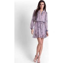 Boho Sukienka w Wężowy Wzór z Żabotem. Różowe sukienki damskie Molly.pl, na randkę, s, z nadrukiem, z tkaniny, boho, z falbankami, bez rękawów, długie. Za 239,90 zł.