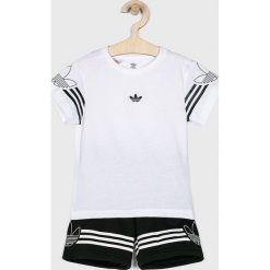 Adidas Originals - Komplet dziecięcy 104-128 cm. Białe spodnie chłopięce adidas Originals, z nadrukiem, z bawełny, krótkie. W wyprzedaży za 139,90 zł.