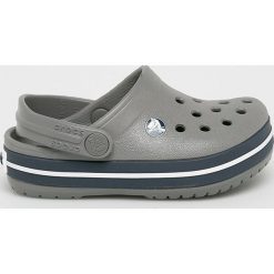 Crocs - Klapki dziecięce. Szare sandały chłopięce Crocs, z gumy, z okrągłym noskiem, bez zapięcia. Za 139,90 zł.