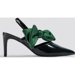 NA-KD Shoes Czółenka z kokardą - Black,Green. Czarne buty ślubne damskie marki NA-KD Shoes, w paski, na niskim obcasie, na obcasie. W wyprzedaży za 48,78 zł.
