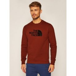 Bluza The North Face Drew Peak Crew NF0A4SVRWEW1. Pomarańczowe bluzy męskie The North Face, xl, bez wzorów, bez kołnierzyka, bez rękawów, bez kaptura. Za 299,00 zł.