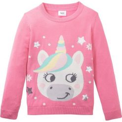 Sweter dzianinowy z zimowym motywem bonprix jasnoróżowy - jednorożec. Różowe swetry dziewczęce bonprix, z aplikacjami, z dzianiny, z okrągłym kołnierzem, bez rękawów, długie, bez kaptura. Za 69,99 zł.