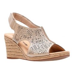 Skórzane sandały w kolorze beżowym. Sandały damskie Clarks, Wojas. W wyprzedaży za 189,95 zł.
