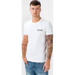 Calvin Klein Koszulka Biały. Białe podkoszulki męskie Calvin Klein, s, z nadrukiem, z elastanu, bez kołnierzyka, z krótkim rękawem, krótkie. Za 204,95 zł.
