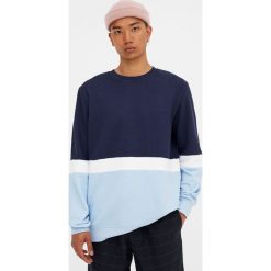Lekka bawełniana bluza z trzema panelami. Niebieskie bluzy męskie Pull&Bear, m, bez wzorów, z bawełny, bez kołnierzyka, bez rękawów, bez kaptura. Za 48,90 zł.