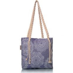 Torba plażowa "Lace" w kolorze granatowym - 40 x 50 cm. Niebieskie torby damskie na zakupy marki Begonville, z bawełny. W wyprzedaży za 108,95 zł.