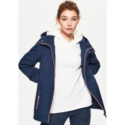 Sportowa parka z kapturem - Granatowy. Niebieskie kurtki sportowe damskie marki Cropp, xs. W wyprzedaży za 49,99 zł.