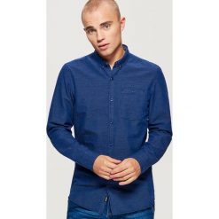 Bawełniana koszula SLIM FIT z mikrowzorem - Granatowy. Niebieskie koszule męskie slim Cropp, l, z bawełny. Za 79,99 zł.
