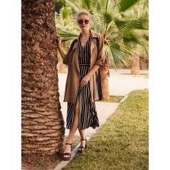 Sukienka kopertowa midi. Czarne sukienki damskie Top Secret, na lato, w paski, eleganckie, bez kołnierzyka, z krótkim rękawem, krótkie, midi, kopertowe. W wyprzedaży za 59,99 zł.