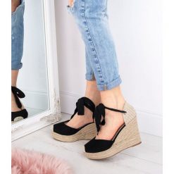 Sandałki damskie Belle Women 4398 Czarne. Czarne sandały damskie BELLE WOMEN, bez wzorów, z tworzywa sztucznego, na wysokim obcasie, na koturnie, bez zapięcia. Za 99,00 zł.