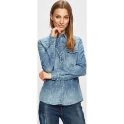 Guess Jeans - Koszula. Niebieskie bluzki damskie Guess Jeans, na co dzień, s, z aplikacjami, z bawełny, klasyczne, z klasycznym kołnierzykiem, z długim rękawem. W wyprzedaży za 369,90 zł.