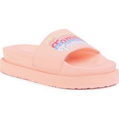 Klapki TOMMY JEANS - Flatform Pool Slide EN0EN00920 Sweet Peach TKE. Różowe klapki damskie Tommy Jeans, bez wzorów, z jeansu, bez obcasa. Za 269,00 zł.