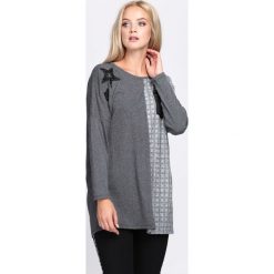 Szara Bluzka Attitude. Szare bluzki longsleeves Born2be, l, z aplikacjami, z materiału, z okrągłym kołnierzem. Za 29,99 zł.