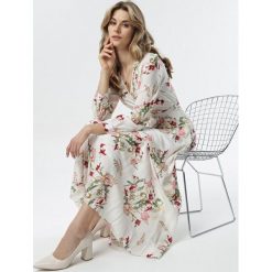 Biała Sukienka Viviaviane. Białe sukienki damskie Born2be, s, w paski, z tkaniny, klasyczne, bez kołnierzyka, z długim rękawem, długie, maxi, kopertowe. Za 139,99 zł.