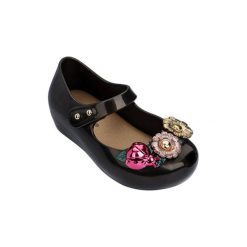 Baleriny w kolorze czarnym. Czarne baleriny dziewczęce Melissa, Pepe Jeans, z aplikacjami, bez obcasa. W wyprzedaży za 159,95 zł.