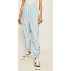 Adidas Originals - Spodnie. Niebieskie spodnie damskie adidas Originals, z poliesteru. Za 249,90 zł.