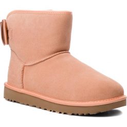 Buty UGG - W Satin Bow Mini 1098081 W/Sntn. Różowe kozaki damskie Ugg, na zimę, ze skóry, bez obcasa, bez zapięcia. W wyprzedaży za 569,00 zł.