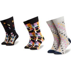 Zestaw 3 par wysokich skarpet męskich DOTS SOCKS - DTS-ZX-011-X-0000 Czarny Kolorowy. Czarne skarpetki męskie w kolorowe wzory, z elastanu. Za 39,90 zł.