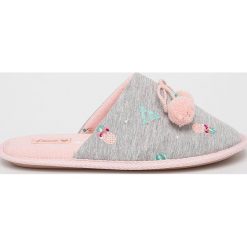 Etam - Kapcie Cancun. Szare kapcie damskie Etam, z materiału. W wyprzedaży za 49,90 zł.