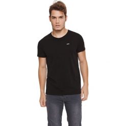 T-shirt w kolorze czarnym. Czarne t-shirty męskie Lonsdale, Kangol, s, bez wzorów, z bawełny, z okrągłym kołnierzem. W wyprzedaży za 39,95 zł.