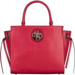 Guess Open Road Torebka Czerwony. Czerwone torebki klasyczne damskie Guess, w paski, z poliesteru, bez dodatków. Za 576,95 zł.