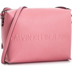 Torebka CALVIN KLEIN JEANS - Box Camera Bag K60K605779 637. Różowe listonoszki damskie Calvin Klein Jeans, z aplikacjami, z jeansu, zdobione, bez dodatków. W wyprzedaży za 299,00 zł.