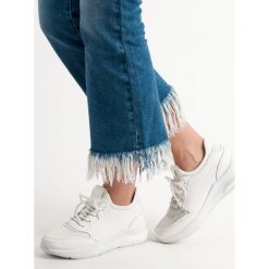 DAMSKIE BUTY SPORTOWE. Białe buty sportowe damskie Ideal Shoes, bez wzorów, bez zapięcia. Za 79,90 zł.
