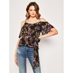Bluzka Guess Ivy W0GH52 WCU30. Białe bluzki damskie Guess, s, z aplikacjami, z poliesteru, bez kołnierzyka, bez rękawów. W wyprzedaży za 289,00 zł.