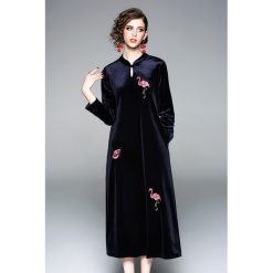 Sukienka w kolorze czarnym. Czarne sukienki damskie Zeraco, bez wzorów, bez kołnierzyka, z długim rękawem, długie, maxi. W wyprzedaży za 269,95 zł.