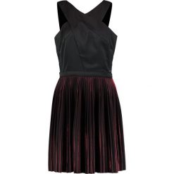 Armani Exchange Sukienka koktajlowa black/red. Czarne sukienki koktajlowe Armani Exchange, z materiału. W wyprzedaży za 439,45 zł.