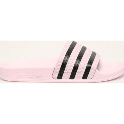 Adidas Originals - Klapki. Różowe klapki damskie adidas Originals, bez wzorów, z materiału, bez obcasa, na obcasie. W wyprzedaży za 149,90 zł.