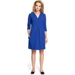 LILY Sukienka z podwójną plisą - chabrowa. Niebieskie sukienki damskie Moe, na co dzień, s, bez wzorów, eleganckie, z dekoltem w serek, bez rękawów, proste. Za 149,00 zł.
