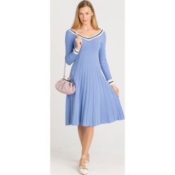 SUKIENKA AEROSO Sportmax Code. Niebieskie sukienki damskie Sportmax Code, na imprezę, s, z aplikacjami, z wiskozy, bez kołnierzyka, bez rękawów, midi, dopasowane. Za 893,40 zł.