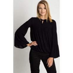 Czarna bluzka z szerokimi marszczonymi rękawami RABARBAR. Czarne bluzki damskie RABARBAR, bez wzorów, z tkaniny, eleganckie, bez kołnierzyka, bez rękawów. W wyprzedaży za 98,00 zł.