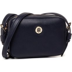 Torebka TOMMY HILFIGER - Classic Saffiano Camera Bag AW0AW07667 CJM. Niebieskie listonoszki damskie TOMMY HILFIGER, bez wzorów, ze skóry ekologicznej, bez dodatków. W wyprzedaży za 359,00 zł.
